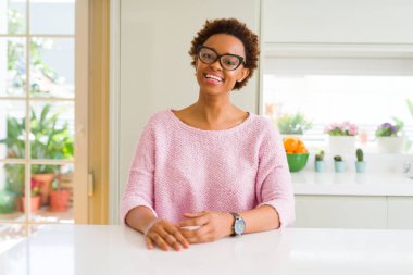 Afro saçlı gözlüklü güzel genç Afrika kadın