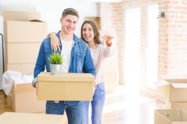 Güzel genç çift aşık ve yeni h tuşları gösteren sarılmak