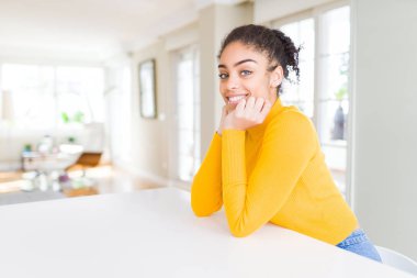 Güzel genç Afrikalı Amerikalı kadın neşeli, dinozor gülümsüyor