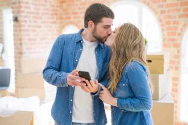 Akıllı telefon kullanarak yeni bir eve taşınan genç çift
