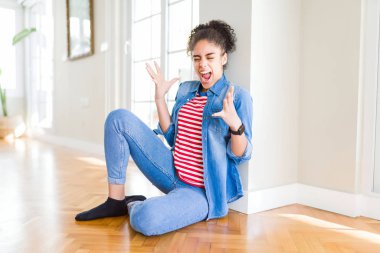 Kızgın ve silah ile başarı için deli kutluyor katta oturan afro saçlı güzel genç Afro-Amerikan kadın kaldırdı ve heyecanlı çığlık gözler kapalı. Kazanan kavramı