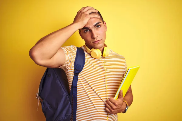 Jonge Student Man Dragen Koptelefoon Rugzak Gele Geïsoleerde Achtergrond Gestrest — Stockfoto