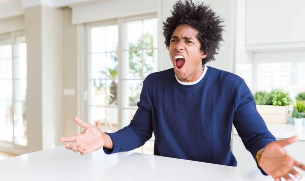 Jonge Afro Amerikaanse Man Dragen Casual Trui Zittend Thuis Boos — Stockfoto