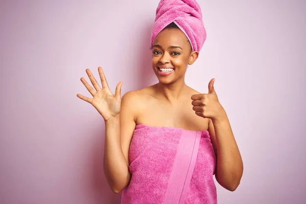 Mujer Afroamericana Usando Toalla Ducha Después Del Baño Sobre Fondo —  Fotos de Stock