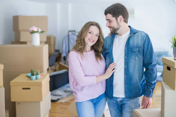 Jovem casal bonito olhando feliz juntos movendo-se para uma nova ho — Fotografia de Stock