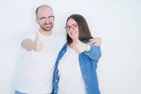 Jovem Casal Juntos Vestindo Óculos Sobre Branco Isolado Fundo Feliz — Fotografia de Stock
