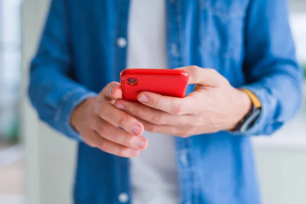 Primer Plano Las Manos Del Hombre Usando Teléfono Inteligente Sonriendo —  Fotos de Stock