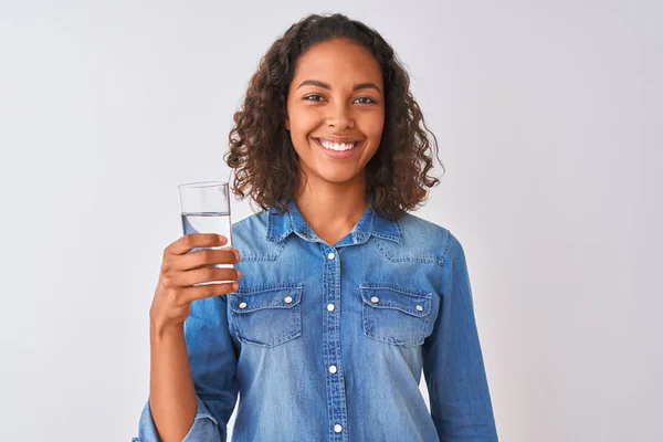 Mujer Brasileña Joven Sosteniendo Vaso Agua Pie Sobre Fondo Blanco — Foto de Stock