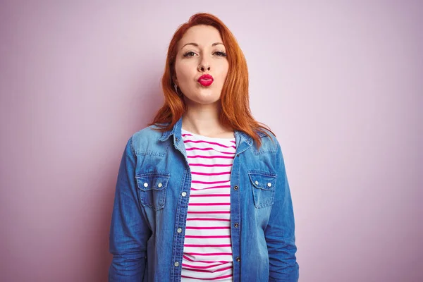 Beautiful Redhead Woman Wearing Denim Shirt Striped Shirt Isolated Pink — Stock Photo, Image