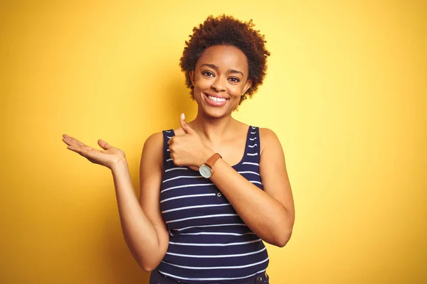 아름다운 아프리카 미국인 티셔츠를 노란색 배경을 보여주는 손바닥 표시하고 손가락으로 — 스톡 사진