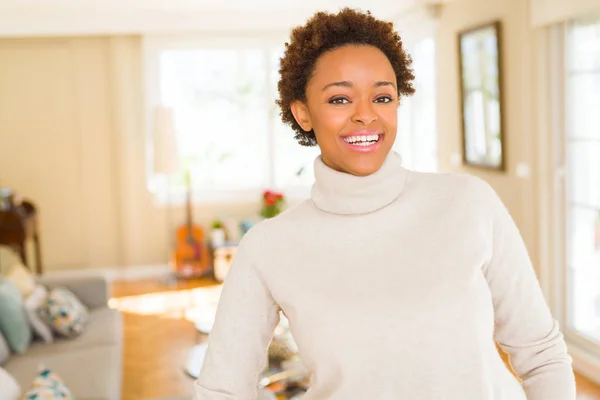 Schöne junge afrikanisch-amerikanische Frau lächelt zuversichtlich in die — Stockfoto