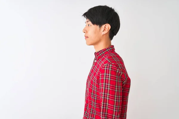 Mladý Číňan Oblečený Nepravé Červené Košile Stojící Nad Izolovaným Bílým — Stock fotografie