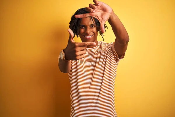 Afro Hombre Con Rastas Con Camiseta Rayas Pie Sobre Fondo — Foto de Stock