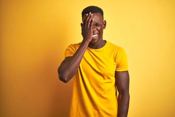 Hombre Afroamericano Joven Con Camiseta Casual Pie Sobre Fondo Amarillo —  Fotos de Stock