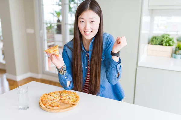 Güzel Asyalı Kadın Peynir Pizza Bir Dilim Yeme Gurur Çığlık — Stok fotoğraf