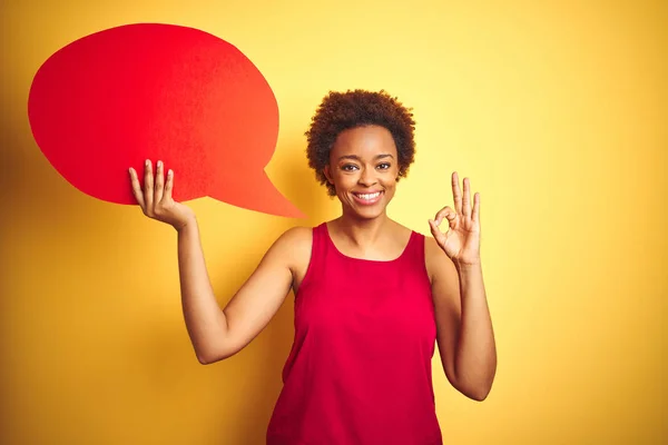 Jonge Afro Amerikaanse Vrouw Met Spraakballon Gele Geïsoleerde Achtergrond Doen — Stockfoto