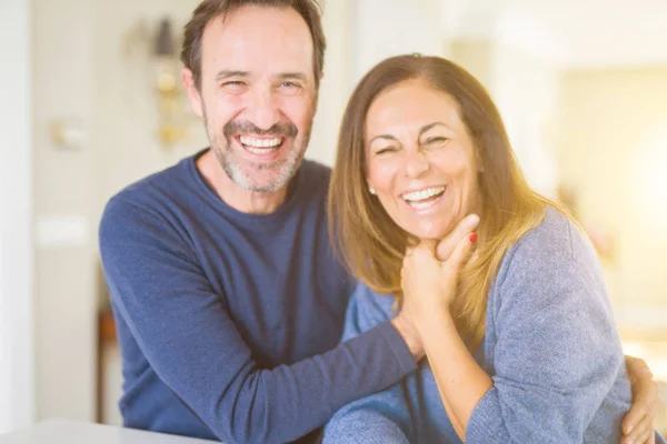 Romántica pareja de mediana edad enamorada en casa — Foto de Stock