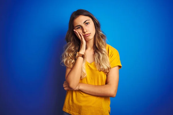 Joven Hermosa Mujer Vistiendo Camiseta Amarilla Sobre Fondo Azul Aislado — Foto de Stock