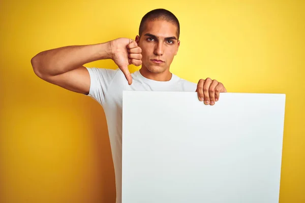 Jeune Homme Beau Tenant Bannière Publicitaire Sur Fond Jaune Isolé — Photo