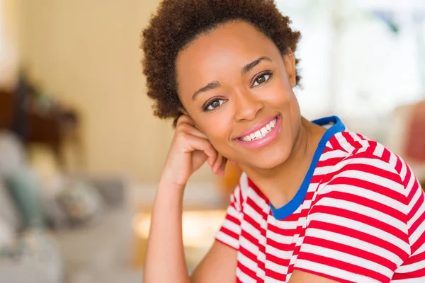 Bela jovem afro-americana sorrindo confiante para o — Fotografia de Stock