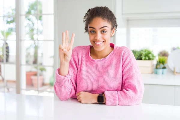 Mooie Afro Amerikaanse Vrouw Met Afro Haar Dragen Casual Roze — Stockfoto