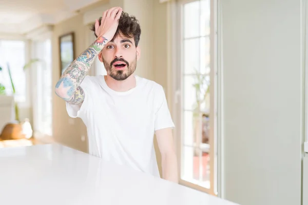 Hombre Joven Con Camiseta Casual Sentado Mesa Blanca Sorprendido Con — Foto de Stock