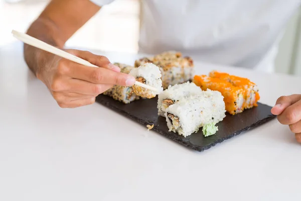 Yakın yukarı renkli Suşi Asya gıda, adam elleri tutan Sushi p — Stok fotoğraf