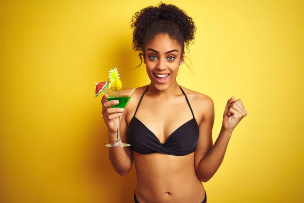 Tatilde Afro Kadın Bikini Giyen Izole Sarı Arka Plan Üzerinde — Stok fotoğraf