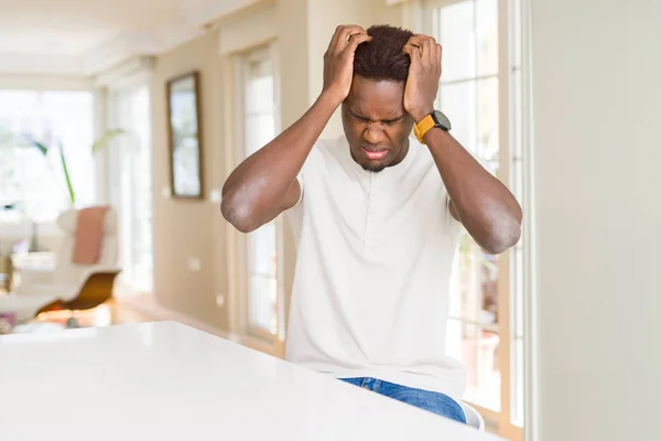 Knappe Afro Amerikaanse Man Witte Tafel Huis Lijden Aan Hoofdpijn — Stockfoto