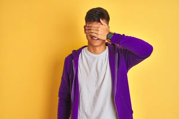 Jovem Índio Vestindo Camisola Roxa Sobre Fundo Amarelo Isolado Sorrindo — Fotografia de Stock