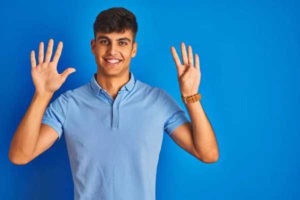 Homem Indiano Jovem Vestindo Pólo Casual Sobre Fundo Azul Isolado — Fotografia de Stock