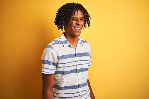 Afro Americano Homem Com Dreadlocks Vestindo Camisa Listrada Sobre Fundo — Fotografia de Stock