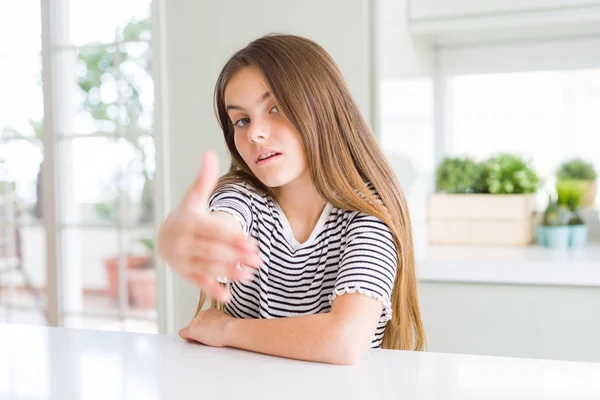 Schönes Junges Mädchen Gestreiftem Shirt Das Freundlich Lächelt Und Zur — Stockfoto