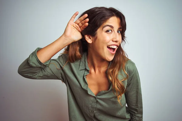 Mujer Hermosa Joven Con Camisa Verde Pie Sobre Fondo Gris —  Fotos de Stock