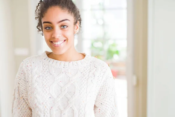 Mulher Americana Africana Bonita Jovem Com Cabelo Afro Vestindo Camisola — Fotografia de Stock