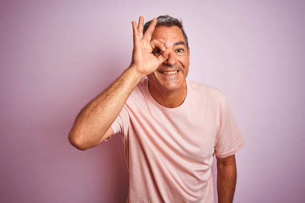 Vacker Medelålders Man Bär Shirt Stående Över Isolerade Rosa Bakgrund — Stockfoto
