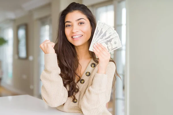 Jonge Vrouw Met Dollar Bankbiljetten Schreeuwen Trots Vieren Overwinning Succes — Stockfoto