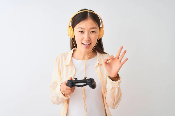 Chinesische Gamer Frau Spielt Videospiel Mit Kopfhörern Über Isolierten Weißen — Stockfoto