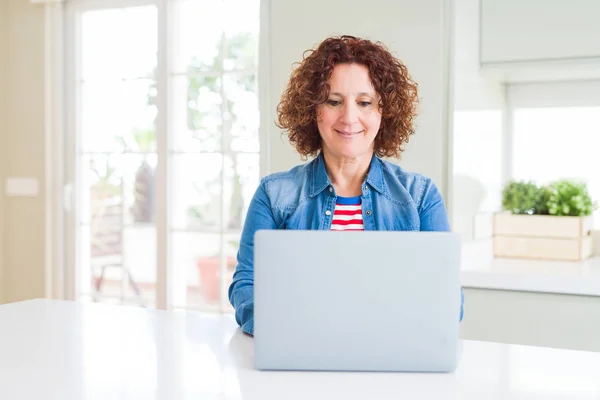 Mulher Sênior Trabalhando Usando Laptop Computador Com Rosto Feliz Sorrindo — Fotografia de Stock