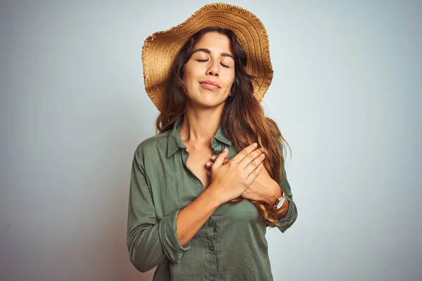 Jovem Mulher Bonita Férias Vestindo Camisa Verde Chapéu Sobre Fundo — Fotografia de Stock