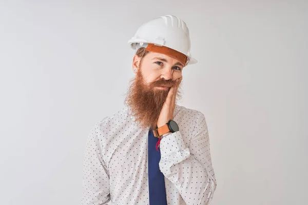 Młody Rudowłosy Irlandzki Architekt Mężczyzna Noszenie Kask Białym Tle Myślenia — Zdjęcie stockowe