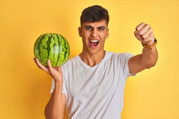 Joven Comerciante Indio Sosteniendo Sandía Pie Sobre Aislado Fondo Amarillo — Foto de Stock