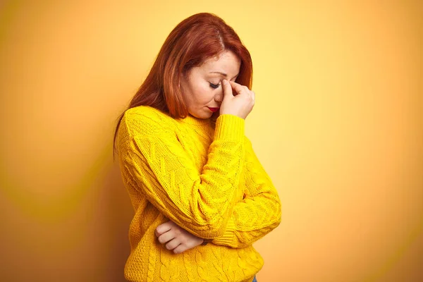 Mulher Ruiva Bonita Vestindo Camisola Inverno Sobre Fundo Amarelo Isolado — Fotografia de Stock