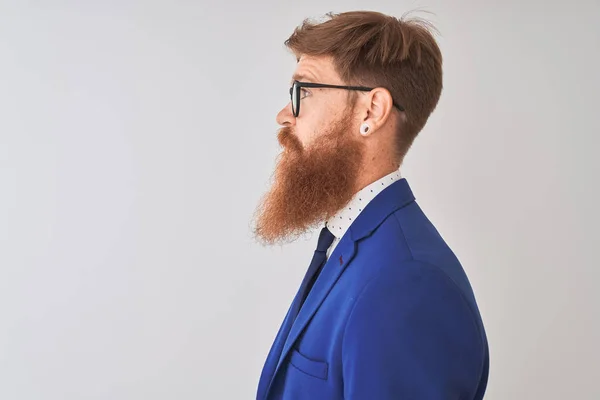 Jovem Empresário Irlandês Ruivo Vestindo Terno Óculos Sobre Fundo Branco — Fotografia de Stock