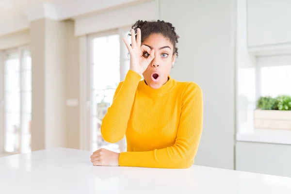 Hermosa Mujer Afroamericana Con Pelo Afro Usando Suéter Amarillo Casual — Foto de Stock