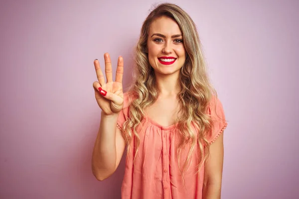 Joven Hermosa Mujer Usando Camiseta Pie Sobre Rosa Aislado Fondo — Foto de Stock