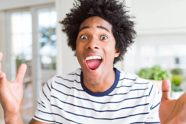 Hombre Afroamericano Con Rayas Camiseta Celebrando Loco Sorprendido Por Éxito —  Fotos de Stock