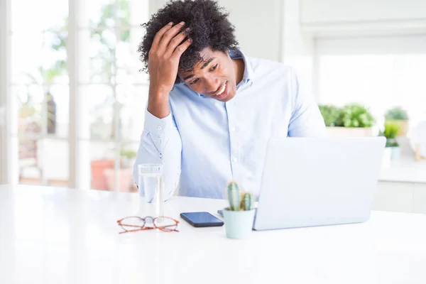 African American Verksamhet Man Arbetar Med Laptop Stressad Med Handen — Stockfoto