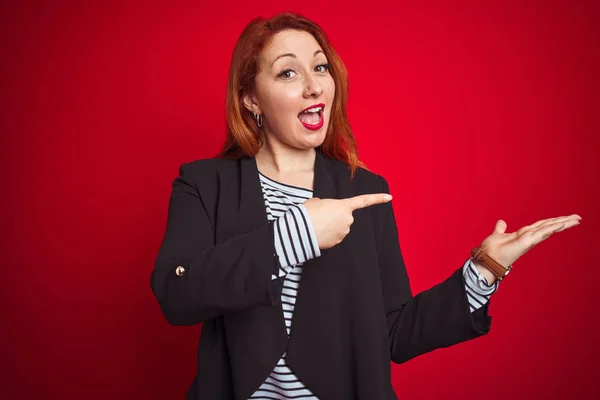 Hermosa Mujer Pelirroja Negocios Con Elegante Chaqueta Sobre Fondo Rojo —  Fotos de Stock