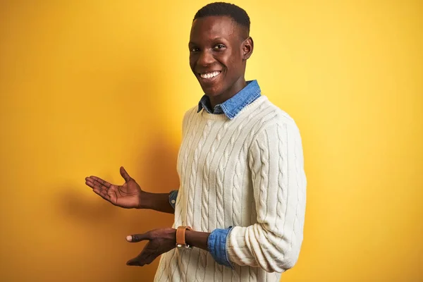 Hombre Afroamericano Con Camisa Vaquera Suéter Blanco Sobre Fondo Amarillo — Foto de Stock